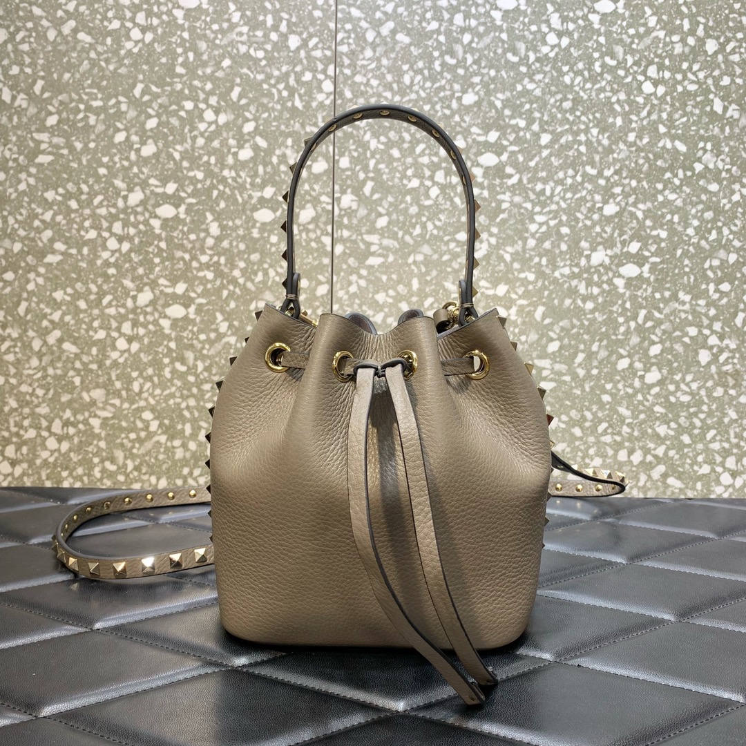 Valentino Garavani Rockstud Bucket Bag in Grey Grainy Calfskin